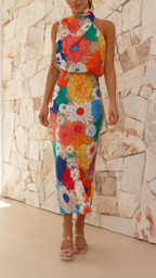 Vestido largo asimétrico con cuello alto y estampado floral