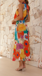 Vestido largo asimétrico con cuello alto y estampado floral