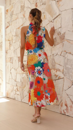 Vestido largo asimétrico con cuello alto y estampado floral