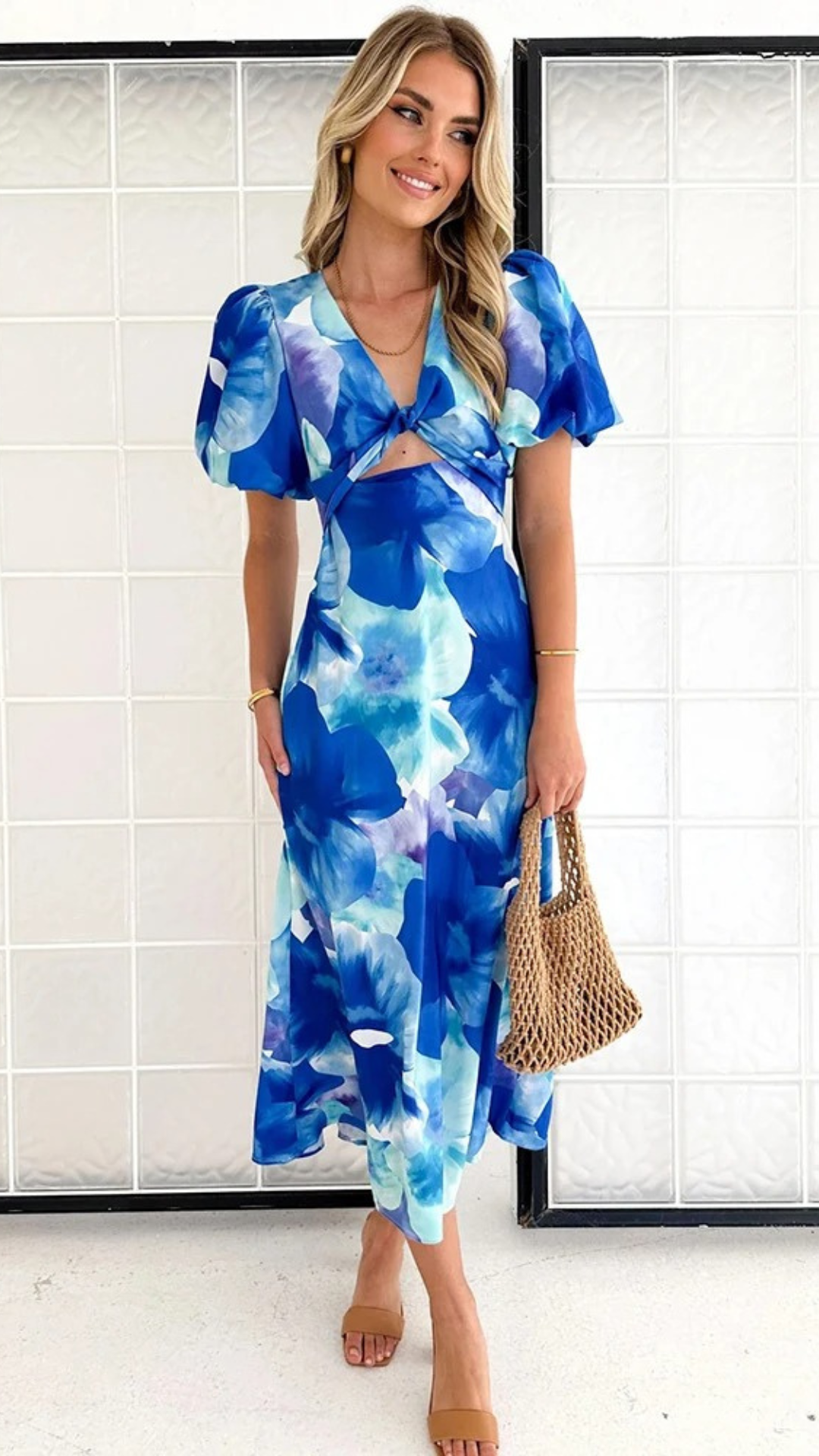 Vestido midi floral azul con escote en V y detalles retorcidos