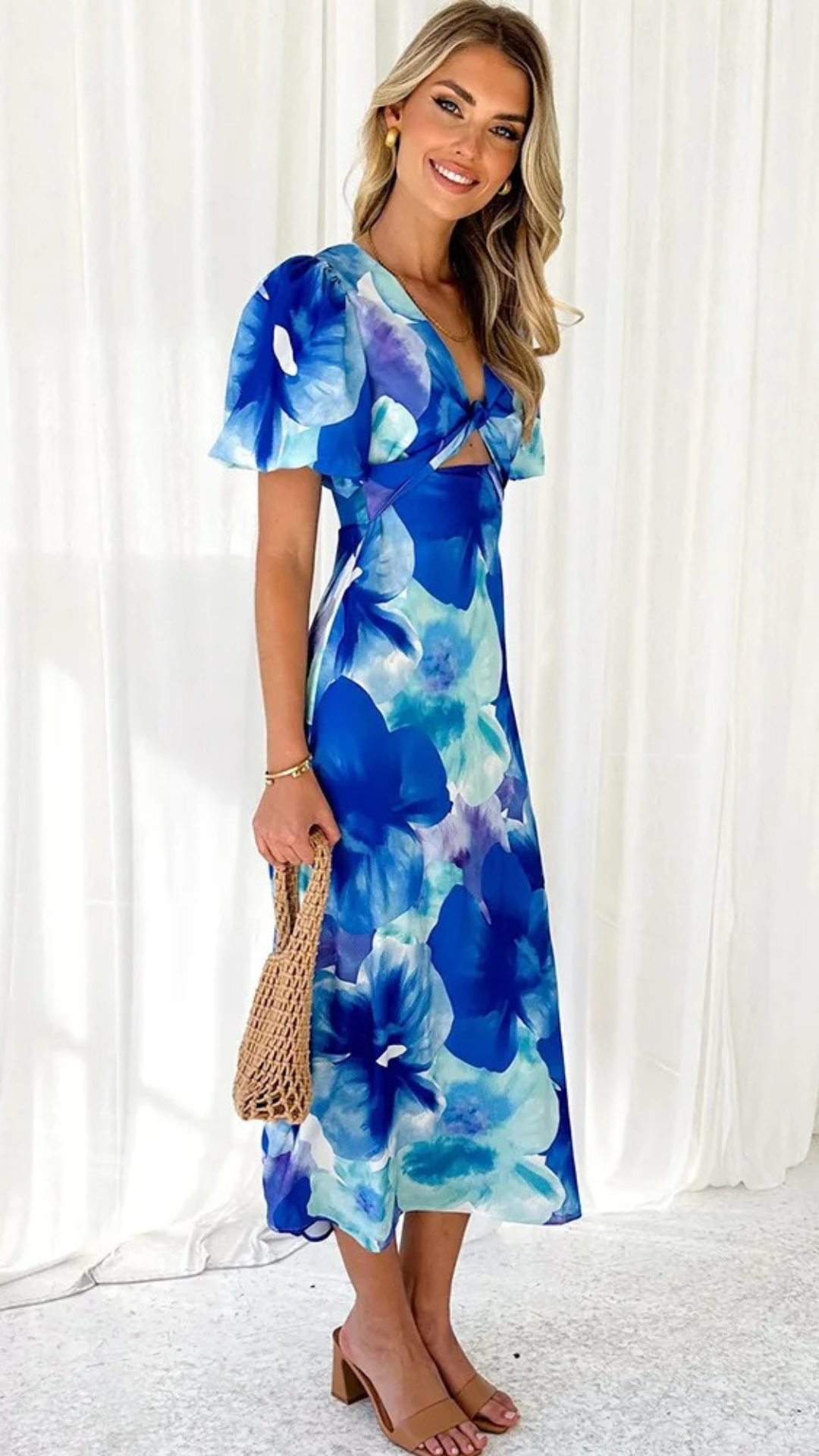 Vestido midi floral azul con escote en V y detalles retorcidos