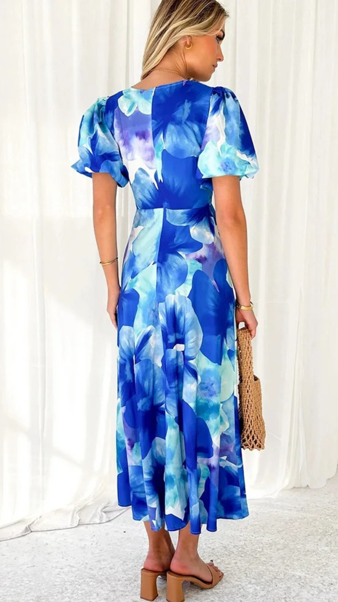 Vestido midi floral azul con escote en V y detalles retorcidos