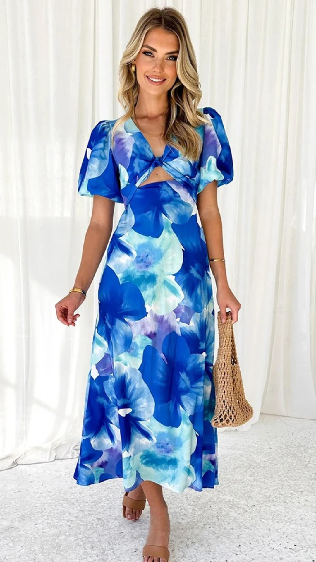 Vestido midi floral azul con escote en V y detalles retorcidos