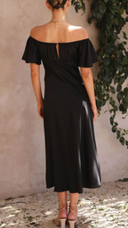 Vestido con hombros descubiertos y mangas de mariposa