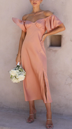 Vestido con hombros descubiertos y mangas de mariposa