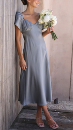 Vestido con hombros descubiertos y mangas de mariposa