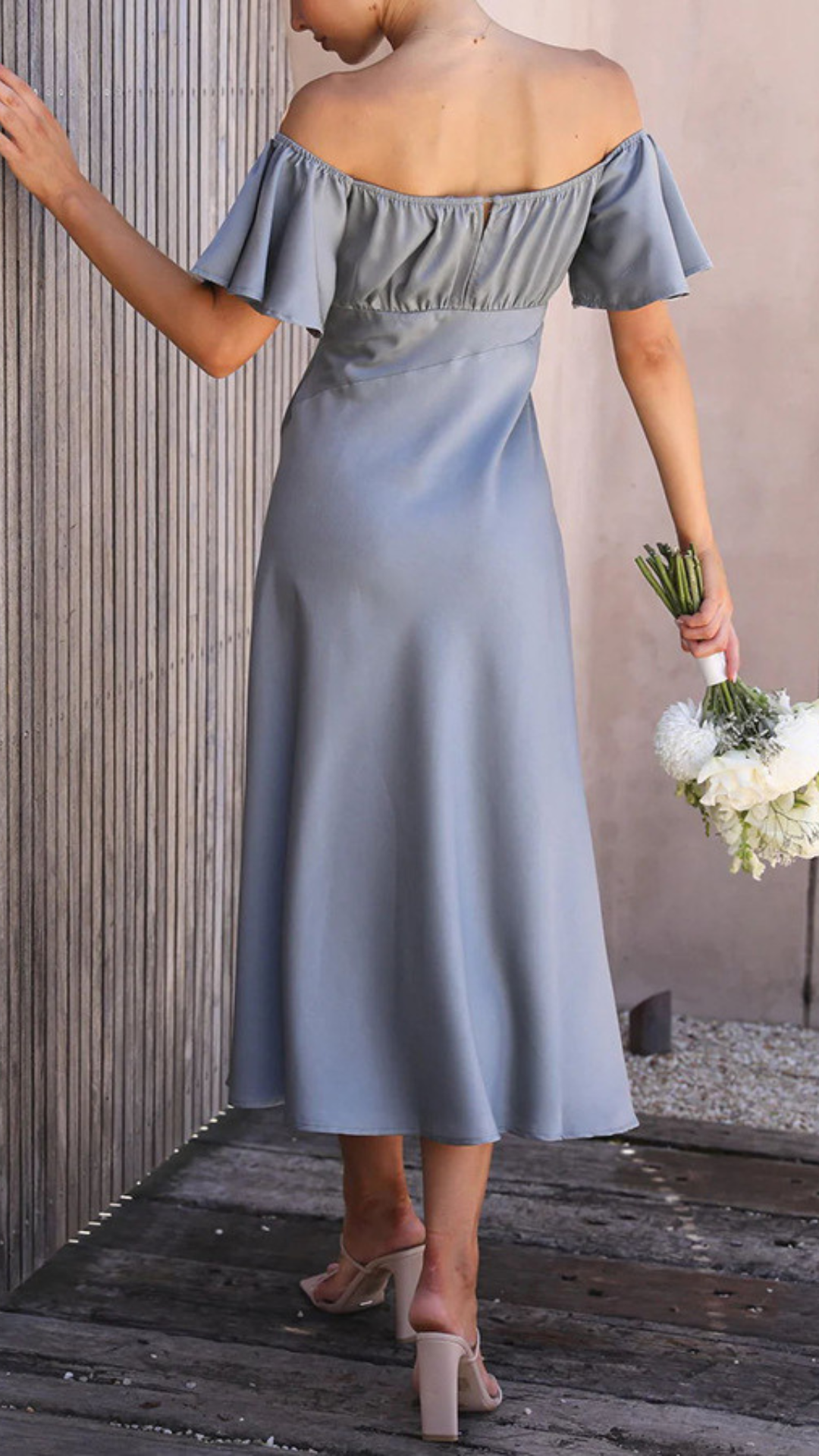 Vestido con hombros descubiertos y mangas de mariposa