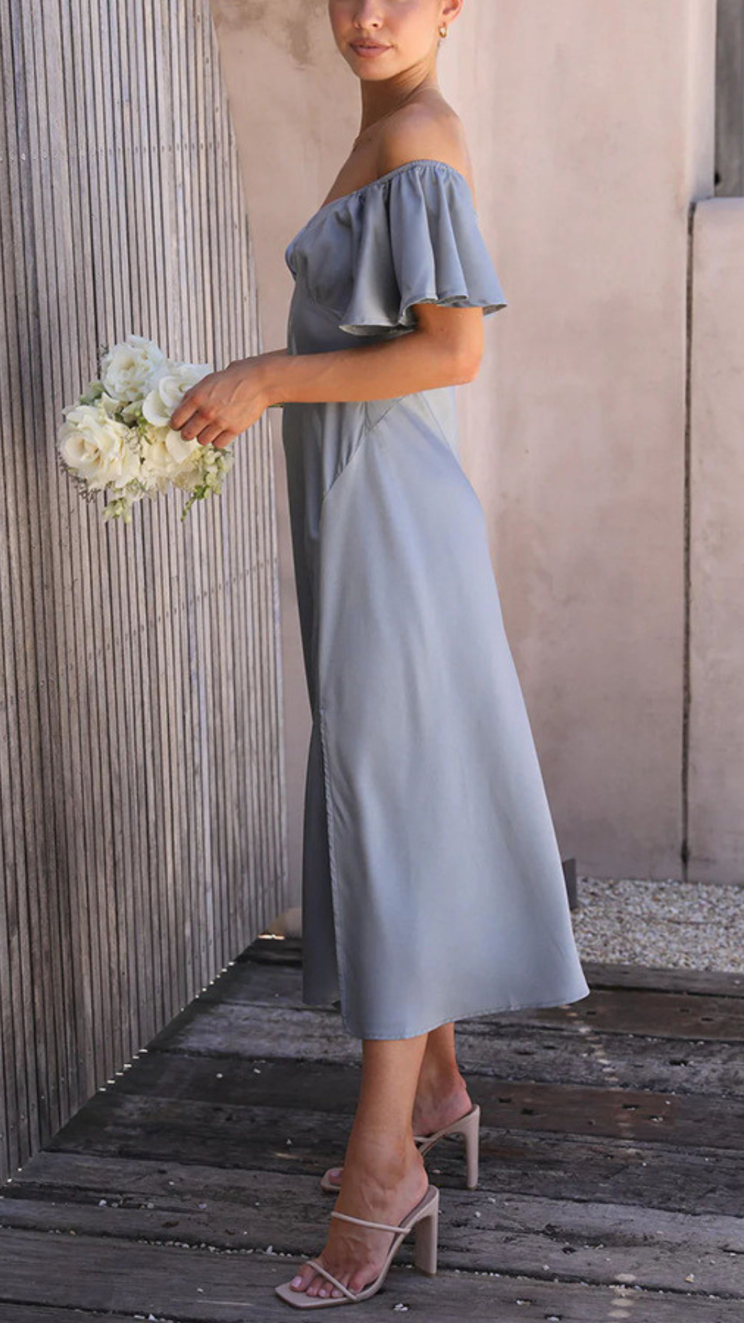 Vestido con hombros descubiertos y mangas de mariposa