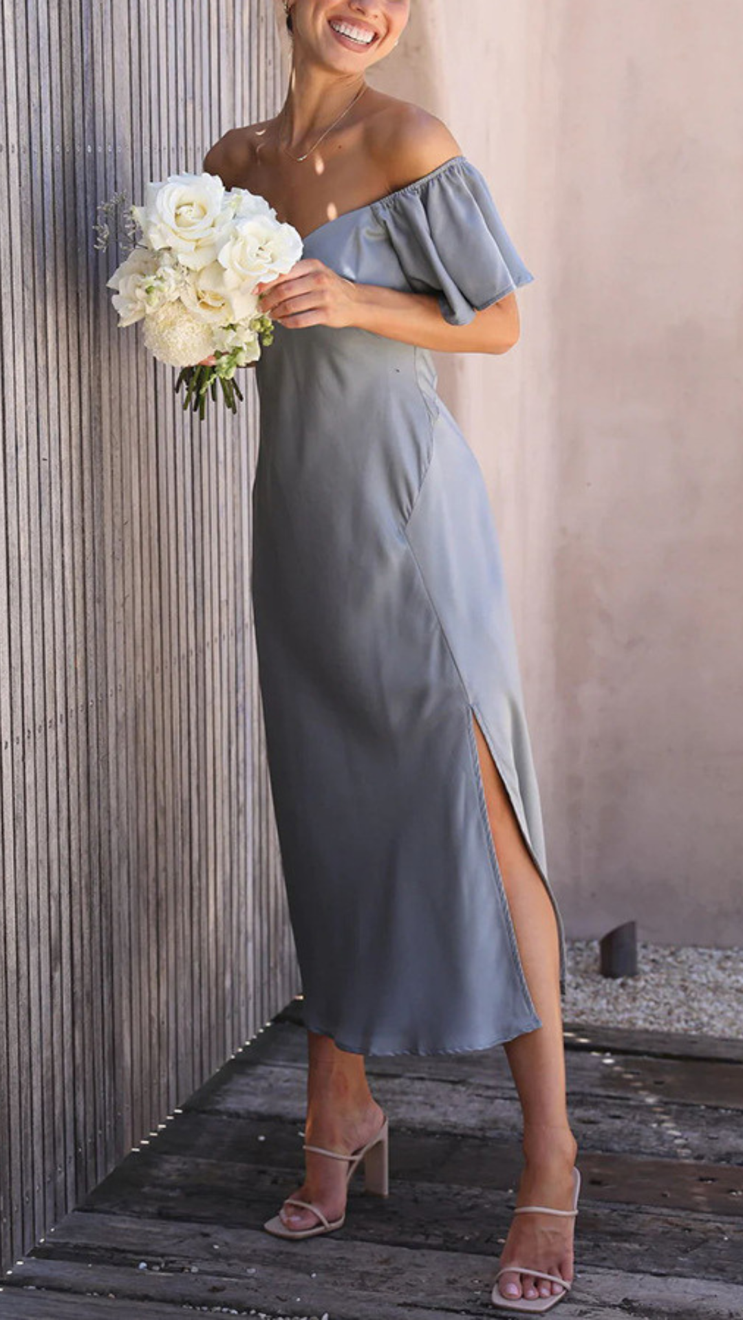 Vestido con hombros descubiertos y mangas de mariposa