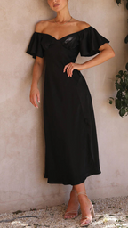 Vestido con hombros descubiertos y mangas de mariposa