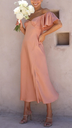 Vestido con hombros descubiertos y mangas de mariposa