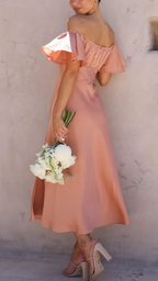 Vestido con hombros descubiertos y mangas de mariposa