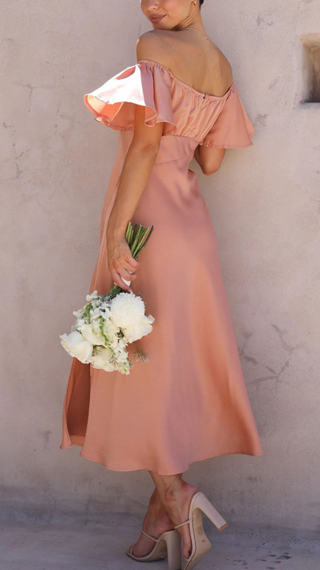 Vestido con hombros descubiertos y mangas de mariposa