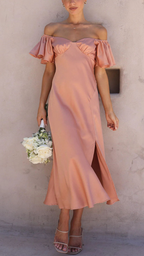 Vestido con hombros descubiertos y mangas de mariposa