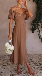 Vestido con hombros descubiertos y mangas de mariposa