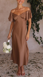 Vestido con hombros descubiertos y mangas de mariposa