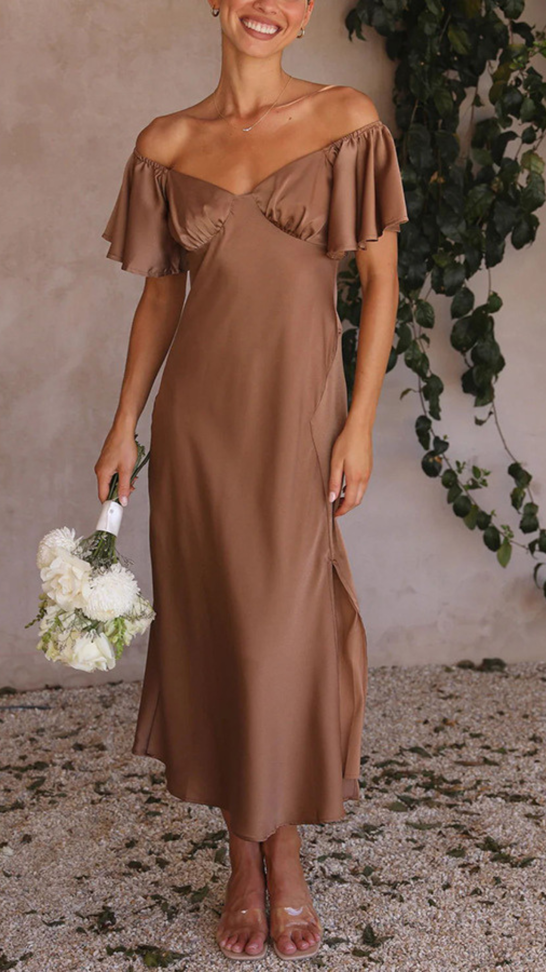 Vestido con hombros descubiertos y mangas de mariposa