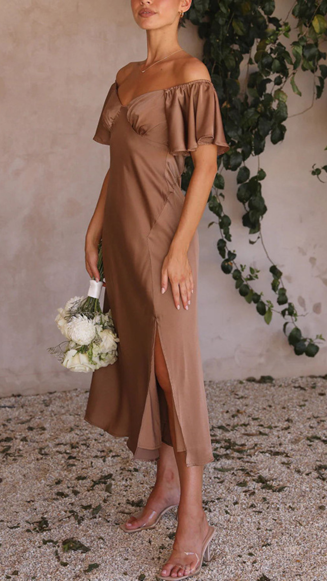 Vestido con hombros descubiertos y mangas de mariposa