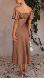 Vestido con hombros descubiertos y mangas de mariposa