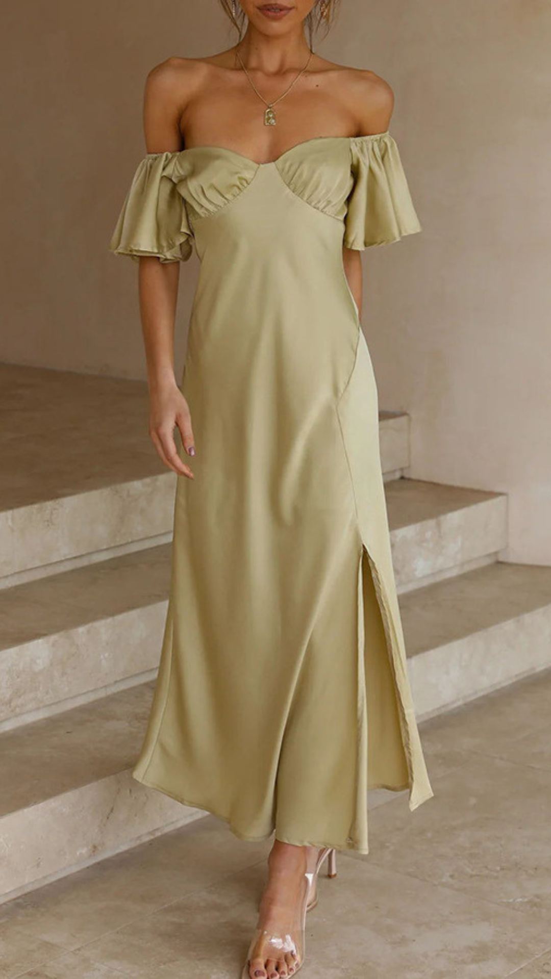 Vestido con hombros descubiertos y mangas de mariposa