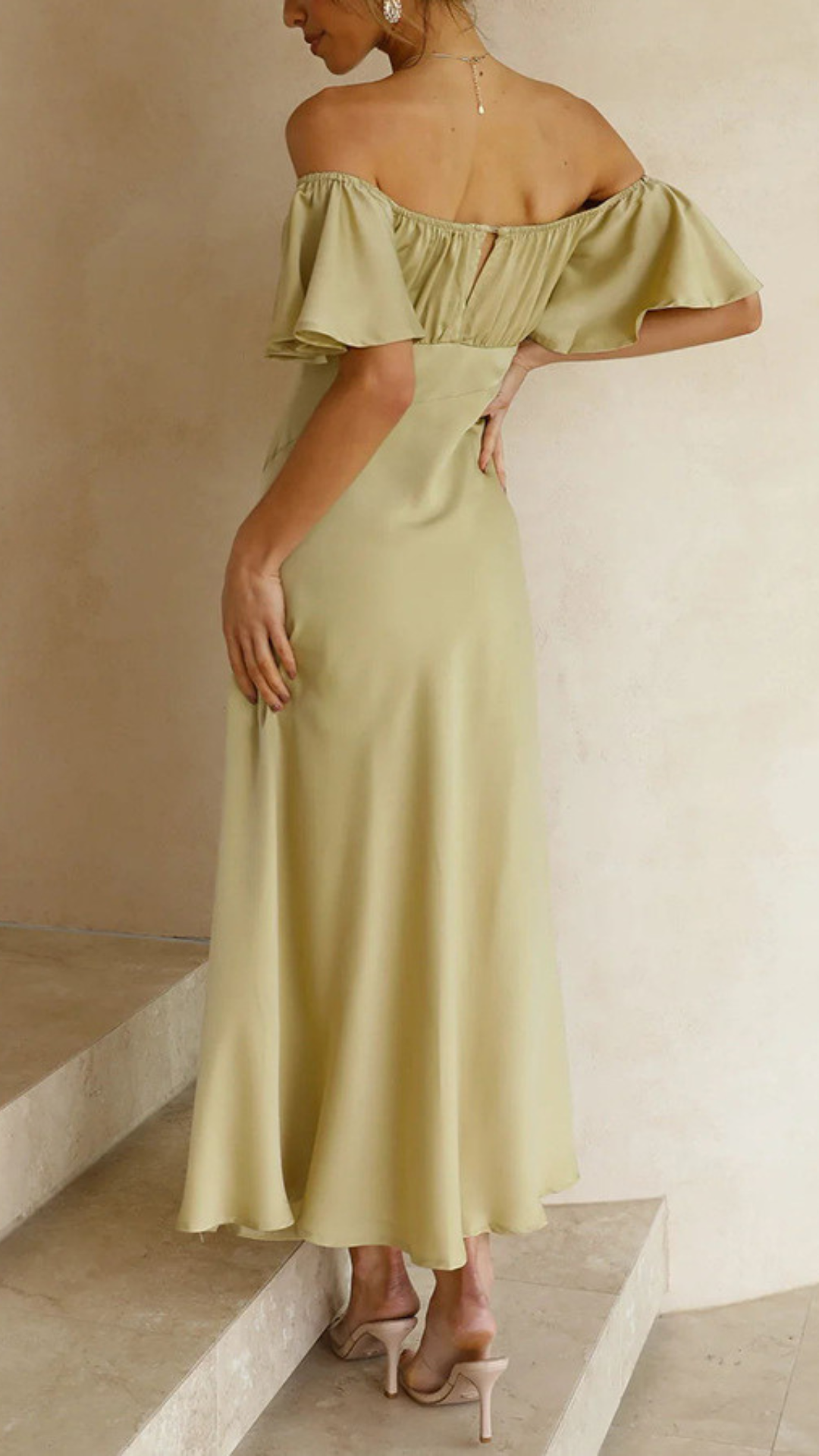 Vestido con hombros descubiertos y mangas de mariposa