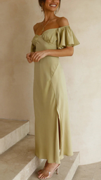 Vestido con hombros descubiertos y mangas de mariposa