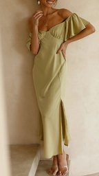 Vestido con hombros descubiertos y mangas de mariposa