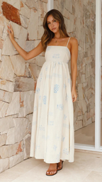 Vestido largo azul con detalles recortados y efecto bronceado