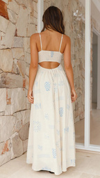 Vestido largo azul con detalles recortados y efecto bronceado