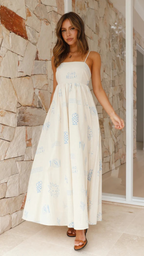 Vestido largo azul con detalles recortados y efecto bronceado