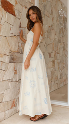 Vestido largo azul con detalles recortados y efecto bronceado