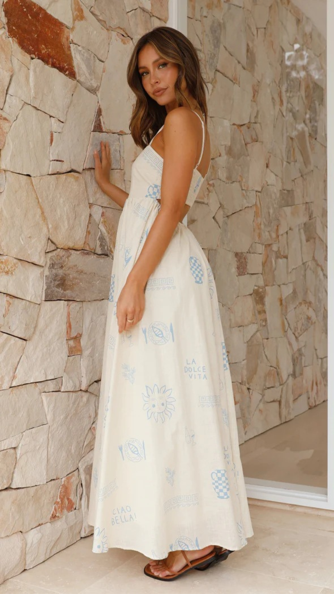 Vestido largo azul con detalles recortados y efecto bronceado