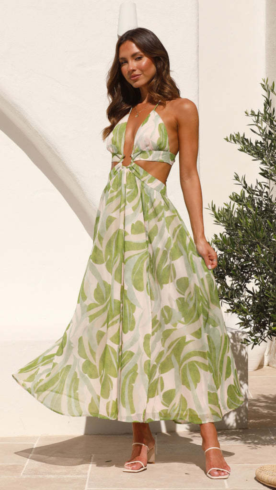 Vestido largo con cintura con aro de metal y estampado de hojas tropicales