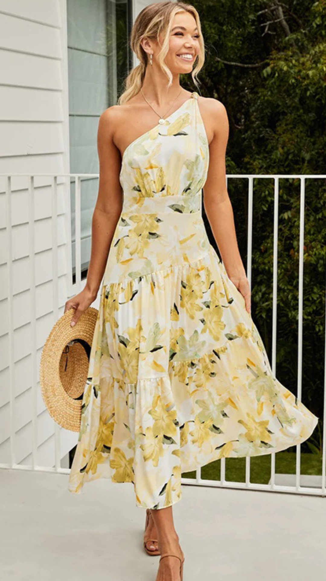 Vestido largo con estampado floral amarillo y un solo hombro