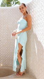 Vestido largo con abertura y volantes retorcidos en color aguamarina