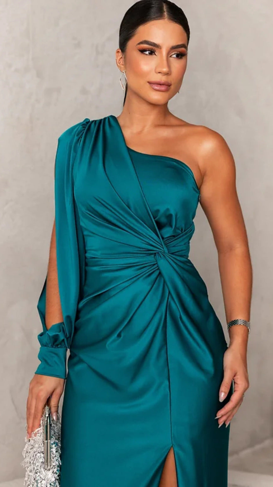 Vestido satinado de un solo hombro con nudo en la cintura