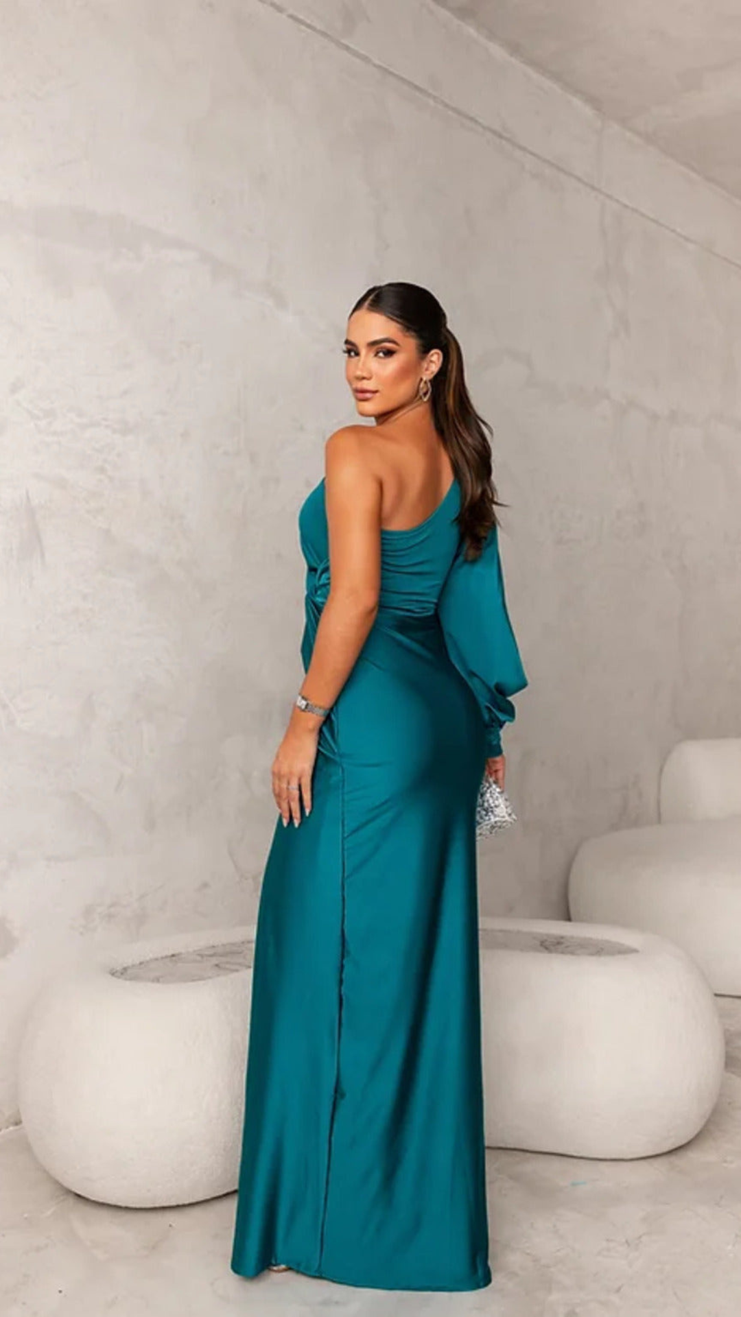 Vestido satinado de un solo hombro con nudo en la cintura