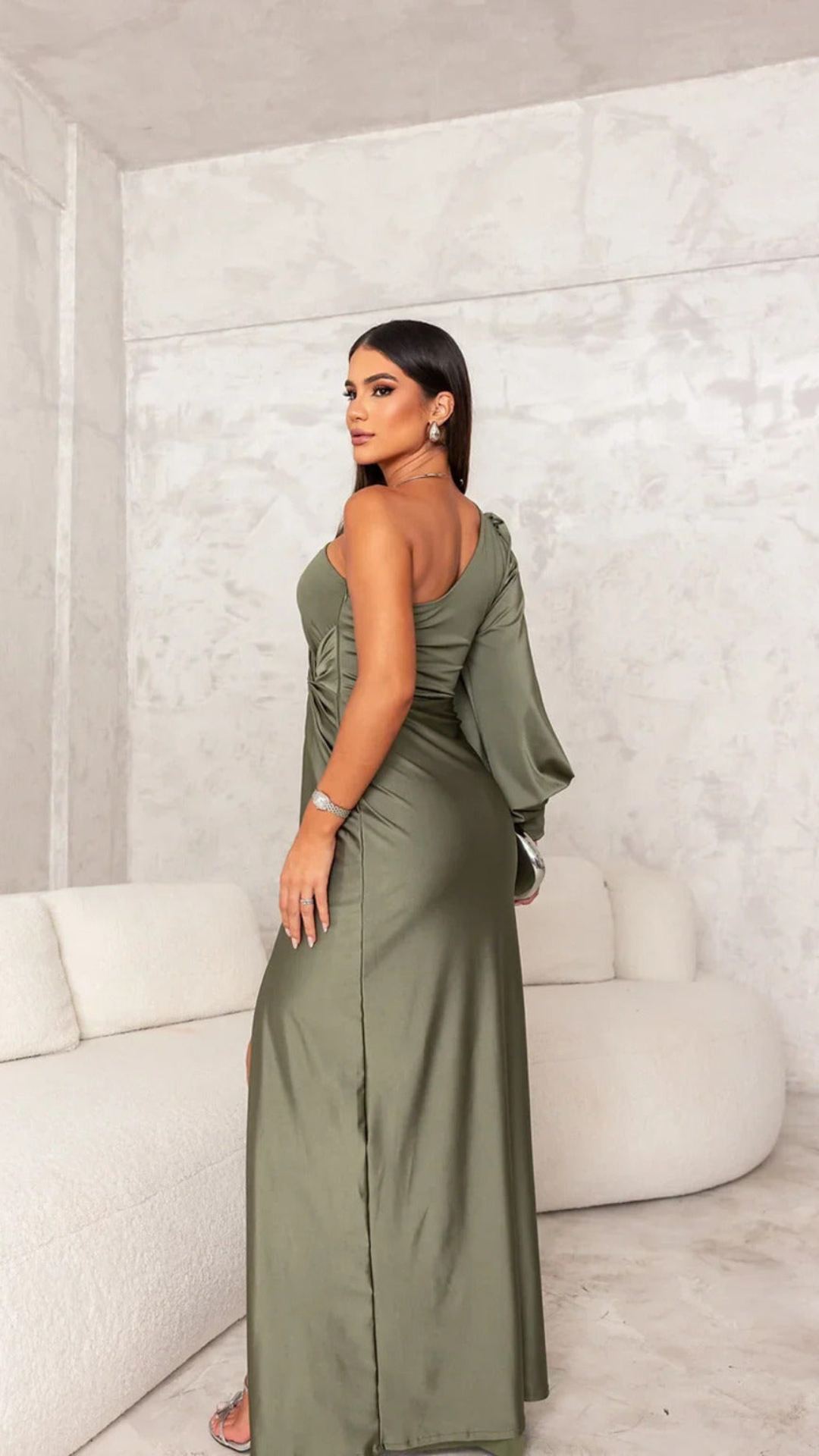 Vestido satinado de un solo hombro con nudo en la cintura