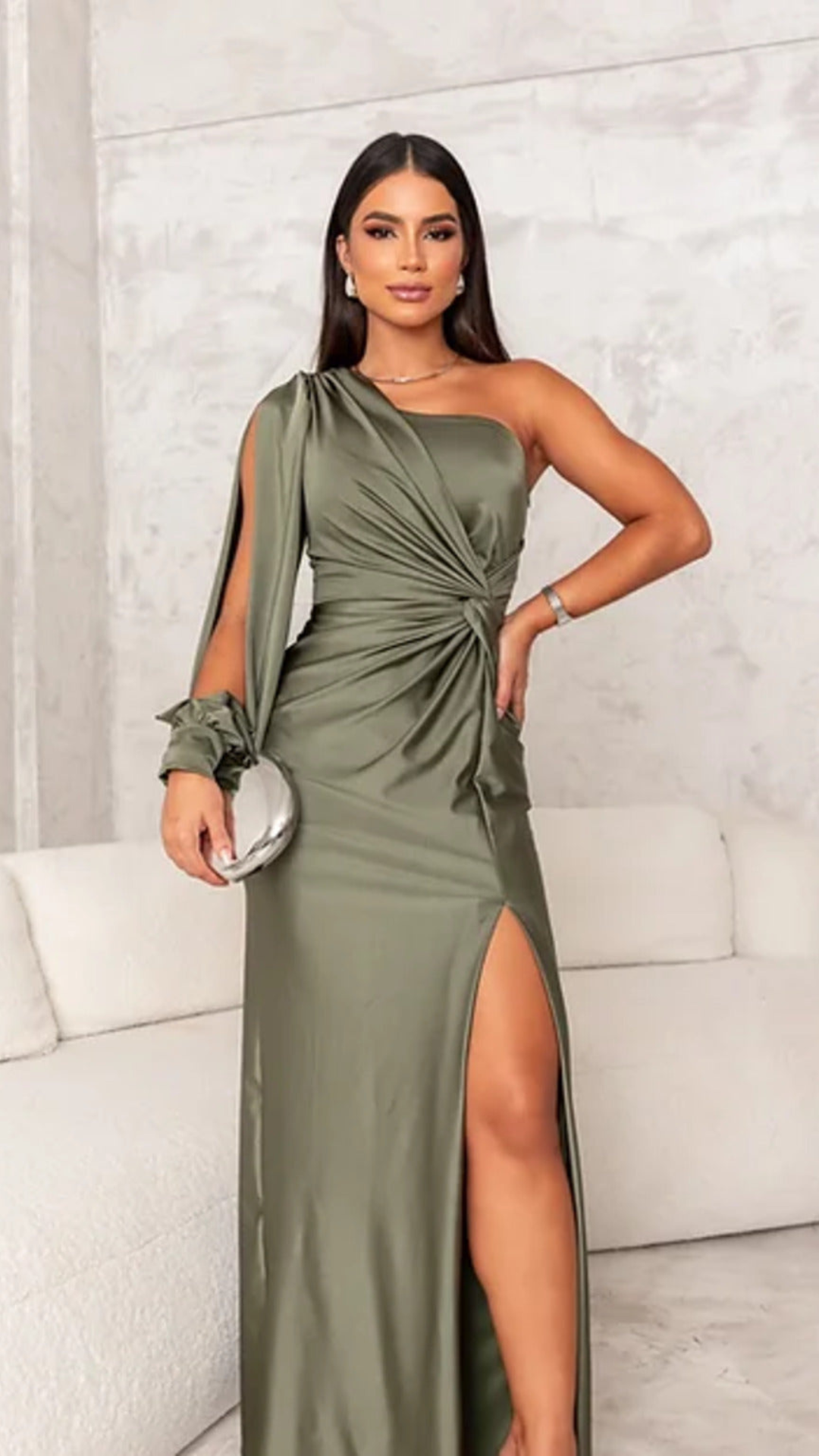 Vestido satinado de un solo hombro con nudo en la cintura