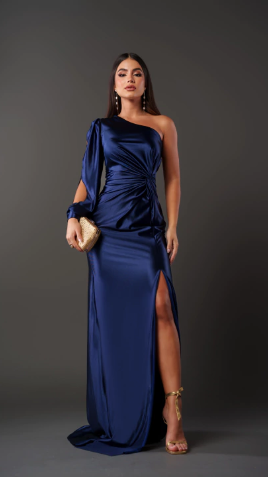 Vestido satinado de un solo hombro con nudo en la cintura