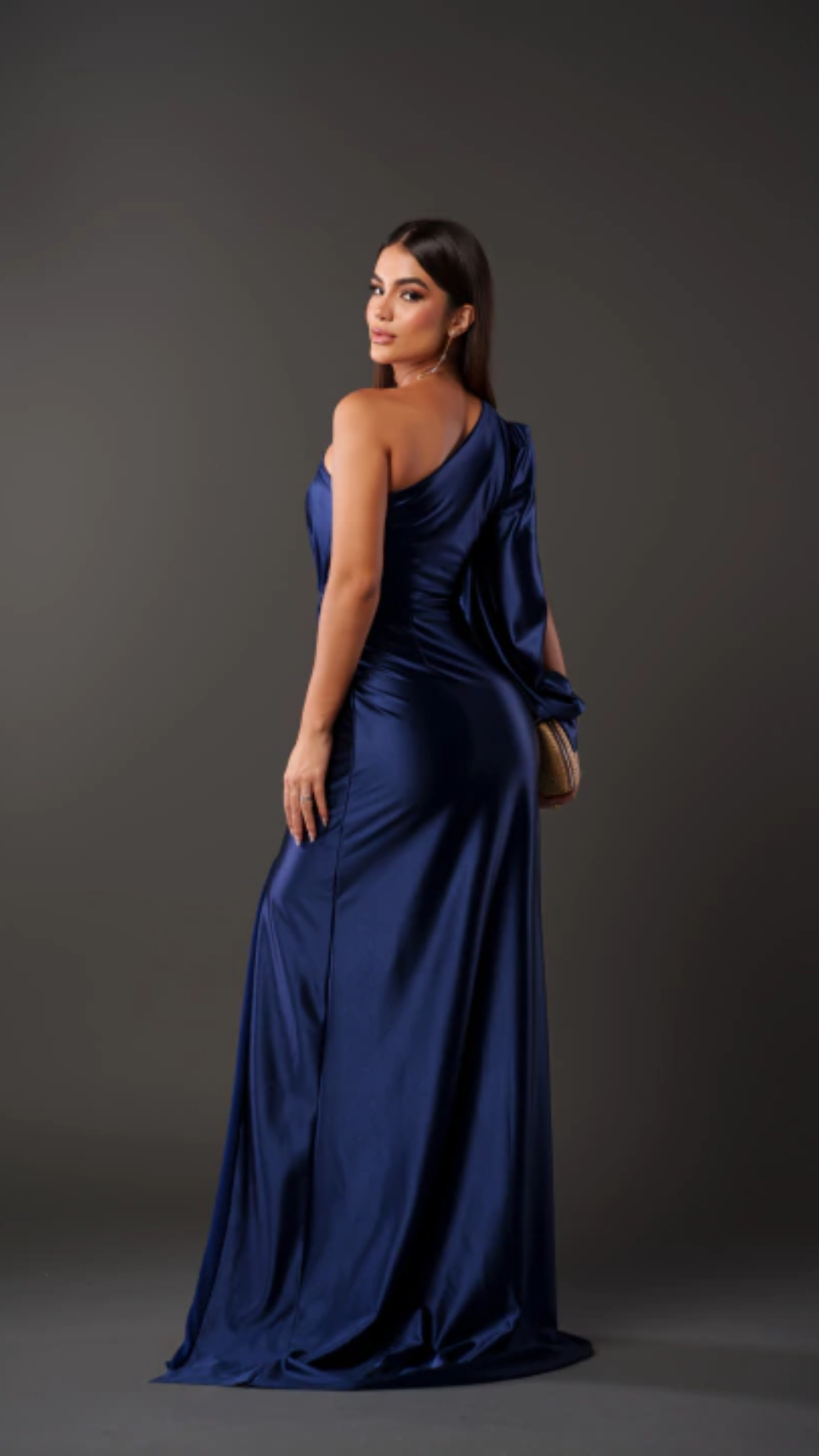 Vestido satinado de un solo hombro con nudo en la cintura