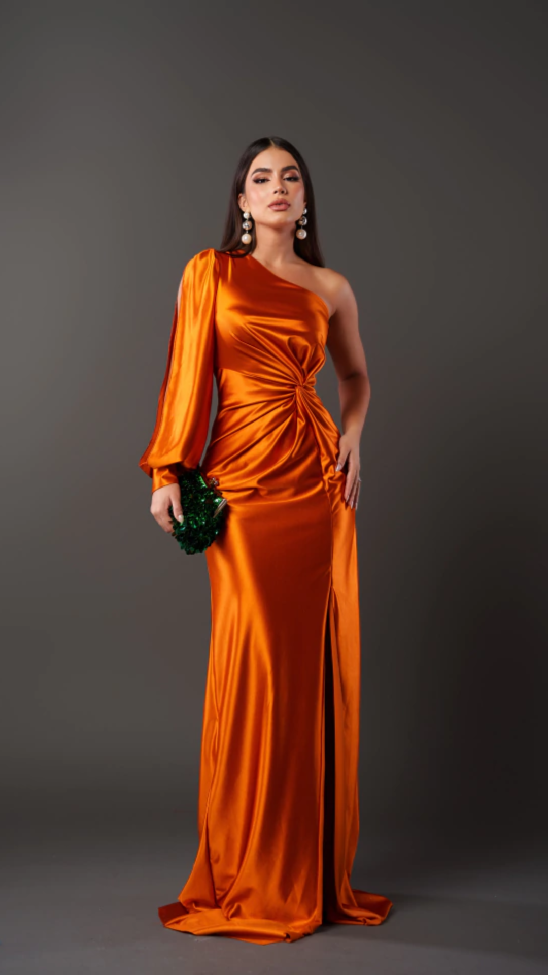 Vestido satinado de un solo hombro con nudo en la cintura