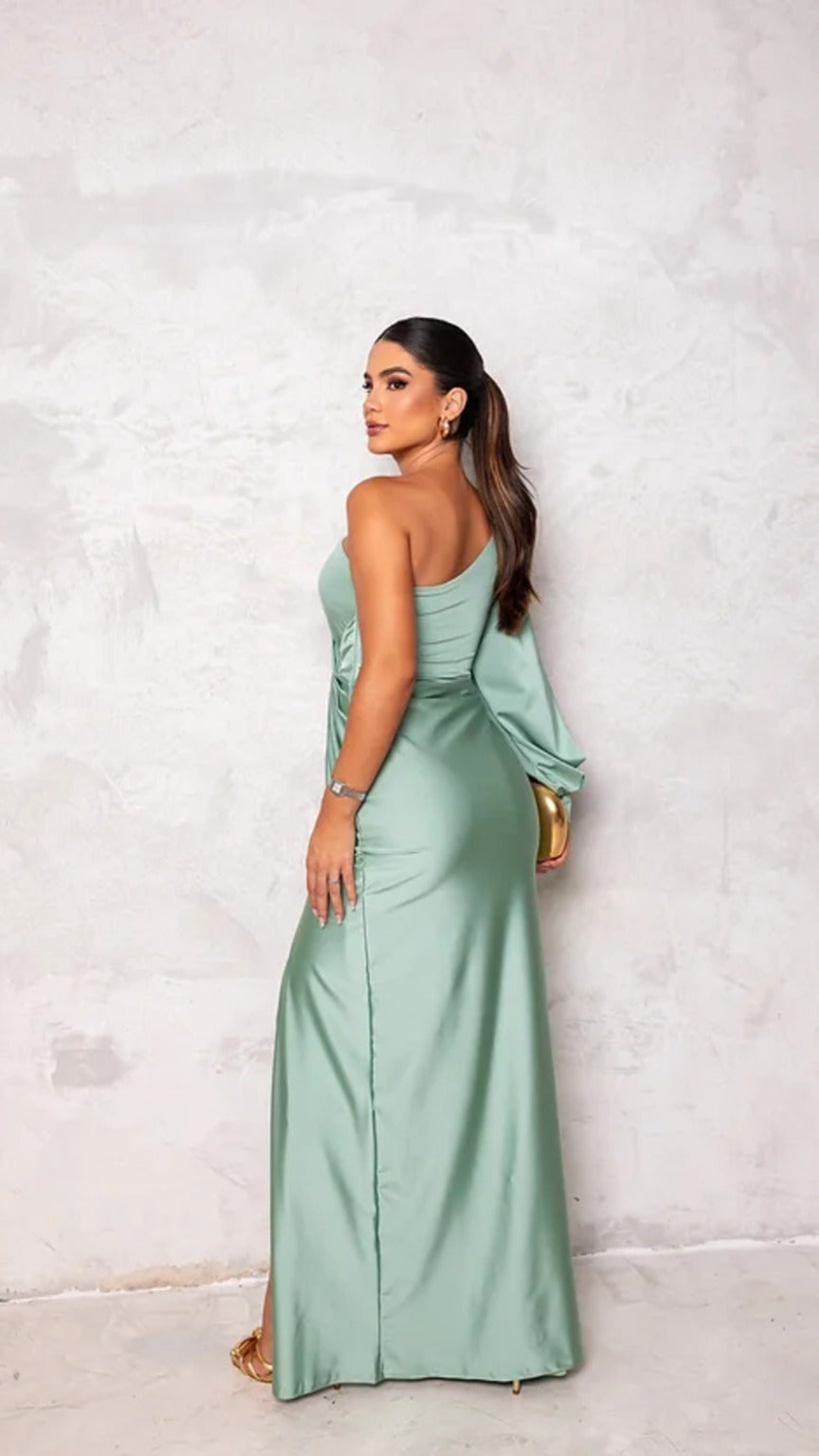 Vestido satinado de un solo hombro con nudo en la cintura